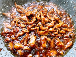 18、京酱肉丝,快速翻炒，酱汁都均匀的裹在肉丝上关火
