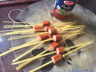 3、通心肠番茄意面,将黑椒热锅肠切成小段，然后用百味来通心意面穿过热锅肠