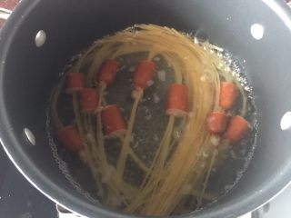 5、通心肠番茄意面,煮10分钟，因为有部分意面穿肠里了，所以我就比包装袋的说明煮多2分钟