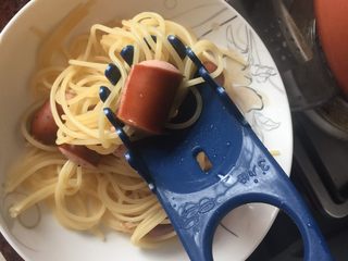 6、通心肠番茄意面,然后用百味来的捞面神器将煮软的意面捞起来滤去水分