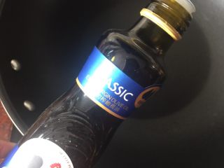 7、通心肠番茄意面,锅里倒入适量橄榄油