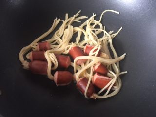 8、通心肠番茄意面,然后将沥干水份的穿肠意面放入锅里将热锅肠煎香，因为煮的时候热锅肠被煮得没有那么香了