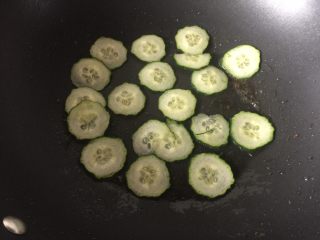 9、通心肠番茄意面,将抽片的黄瓜也放入锅里煎香