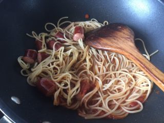 12、通心肠番茄意面,放入所有意面到锅里翻炒均匀即可