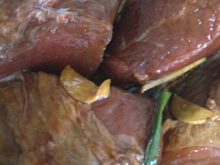 1、#咸味#＋牛肉罩饼,牛肉切10厘米左右的大块，泡去血水。放葱姜蒜，生抽，酱油，耗油，十三香，甜面酱腌制12小时。夏天要放冰箱哦