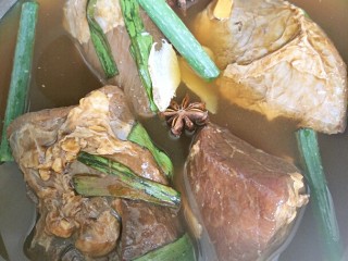 2、#咸味#＋牛肉罩饼,腌制好了以后，锅内放水，水要多一点。把肉连同腌制的酱料一起倒进锅里，再放上葱姜蒜，大料。