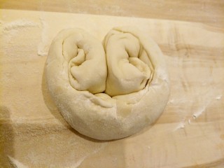 8、#咸味#＋牛肉罩饼,卷完以后，把边边都捏合一下避免漏油，然后像图片上这样卷起来