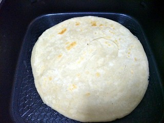 10、#咸味#＋牛肉罩饼,饼上面有些鼓的时候，刷油，翻面