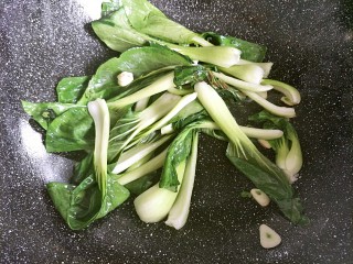 12、#咸味#＋牛肉罩饼,牛肉炖好了，另起一个锅把油菜炒一下