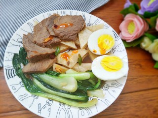 14、#咸味#＋牛肉罩饼,油菜熟了以后铺在饼上，切好鸡蛋，可以来点辣椒油