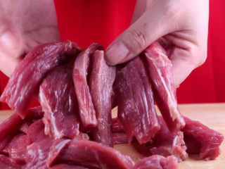3、用电饭锅做牛肉干，做法简单不怕你学不会！,然后改刀切成长条状（这里的牛肉形状可以根据自己的喜好来切的）