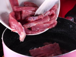 4、用电饭锅做牛肉干，做法简单不怕你学不会！,锅中加如适量的冷水，将牛肉条冷水下锅煮，这一步的过程主要是让牛肉紧水（让牛肉自身的水分逼出来）