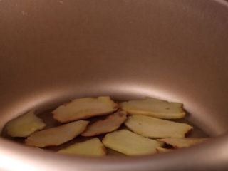 8、用电饭锅做牛肉干，做法简单不怕你学不会！,在电饭锅底平铺上一层姜片。（既可以提香还能保护电饭锅）