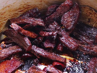 12、用电饭锅做牛肉干，做法简单不怕你学不会！,接着我们用筷子将牛肉干跟剩下的调料一同拌匀，让牛肉条上色。