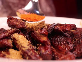 13、用电饭锅做牛肉干，做法简单不怕你学不会！,将牛肉条取出装盘，然后加入一些自己喜欢的调料，我这里加的是一小勺的孜然粉跟一小勺的辣椒粉，然后用筷子将调料拌匀。