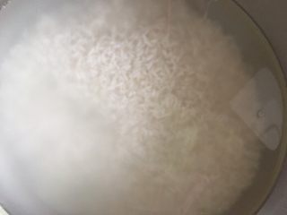 1、腊肠砂锅煲仔饭,大米洗净，浸泡2小时，充分吸收水分