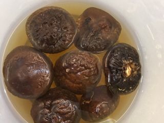 2、腊肠砂锅煲仔饭,干香菇同步泡发