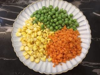 3、腊肠砂锅煲仔饭,准备好食材：青豆，玉米，胡萝卜丁
