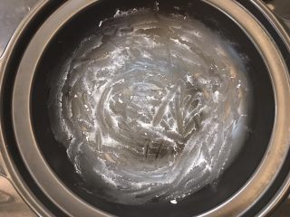 4、腊肠砂锅煲仔饭,砂锅先用猪油摸底，防止粘锅，也更利于煎出锅巴