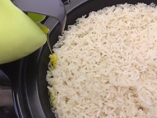 7、腊肠砂锅煲仔饭,沿锅边倒入少量油，还是一样的原理，防止粘锅，也更利于煎出锅巴
