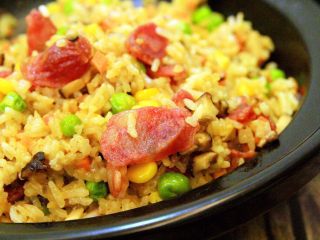 11、腊肠砂锅煲仔饭,拌出来的饭色泽鲜艳，口感丰富，营养更是全面