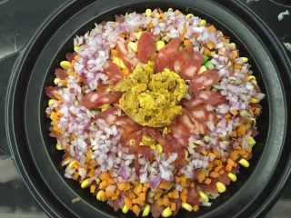 10、腊肠砂锅煲仔饭,我准备的食材挺多的，喜欢吃菜，咸蛋黄建议买单个专门的哈，我这个剥出来颜值过低呀