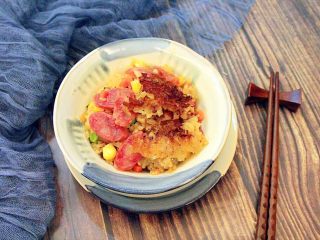 13、腊肠砂锅煲仔饭,搅拌均匀后就可以开吃了，如果喜欢吃锅巴，还可以继续盖盖焖煮6-8分钟，听次次次的声音判断锅巴情况