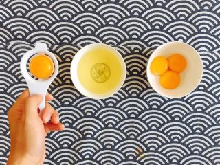 5、赛螃蟹——不是螃蟹,胜似螃蟹,将鸡蛋的蛋黄,蛋白分离;