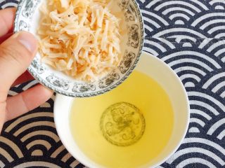 6、赛螃蟹——不是螃蟹,胜似螃蟹,蛋白液中加入撕好的干贝丝;