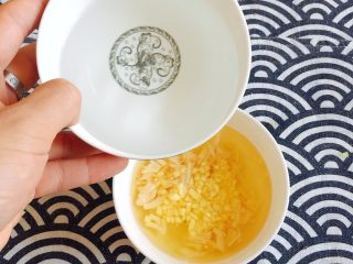 8、赛螃蟹——不是螃蟹,胜似螃蟹,放入适量盐、加两勺水;