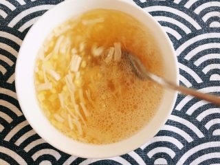 9、赛螃蟹——不是螃蟹,胜似螃蟹,搅打均匀,备用;