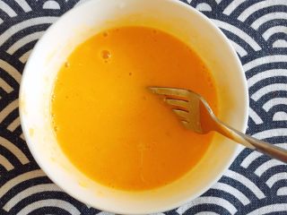 13、赛螃蟹——不是螃蟹,胜似螃蟹,搅打均匀,备用;