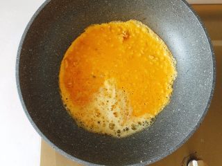 17、赛螃蟹——不是螃蟹,胜似螃蟹,锅中再次放少量油,热锅温油,下入蛋黄液;