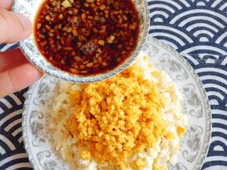 20、赛螃蟹——不是螃蟹,胜似螃蟹,淋上适量的姜醋汁,用姜醋搭配烹制鸡蛋黄,味道最是出人意料,有一股浓浓的蟹香味,很是让人兴奋;