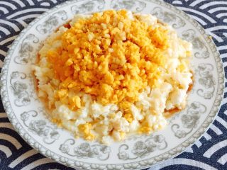 21、赛螃蟹——不是螃蟹,胜似螃蟹,大功告成,此菜软嫩滑爽味鲜赛蟹肉,不是螃蟹,胜似螃蟹,故名“赛螃蟹”;