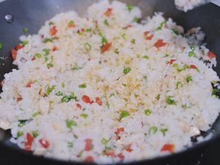 12、清甜可口的菠萝饭～,再倒入鸡蛋液，快递翻炒，米饭的色泽一下子就变了