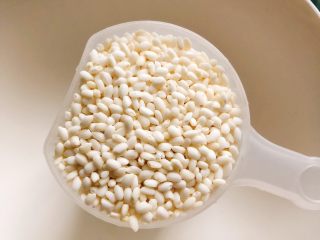 1、红鲟八宝饭(红鲟蒸糯米饭),取300克糯米。