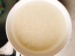 2、红鲟八宝饭(红鲟蒸糯米饭),用水浸泡3小时。