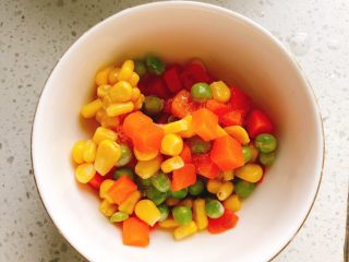 8、红鲟八宝饭(红鲟蒸糯米饭),捞好的什锦豆备用。