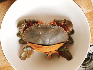 9、红鲟八宝饭(红鲟蒸糯米饭),将红鲟表面用牙刷刷洗干净。