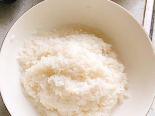 12、红鲟八宝饭(红鲟蒸糯米饭),约煮8~10分钟,煮至糯米软嫩后捞起备用。