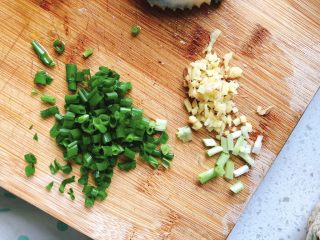 13、红鲟八宝饭(红鲟蒸糯米饭),将姜和葱白切细,葱叶也切小段一点。