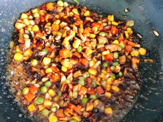 17、红鲟八宝饭(红鲟蒸糯米饭),再翻炒1分钟,使调味料化开炒香。