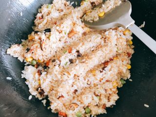 18、红鲟八宝饭(红鲟蒸糯米饭),将糯米倒入锅中翻炒均匀,约2分钟。