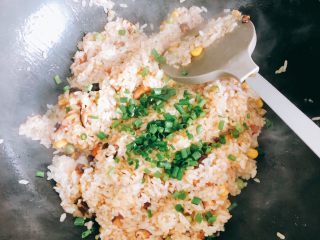 19、红鲟八宝饭(红鲟蒸糯米饭),撒入香葱叶翻炒1分钟后关火。