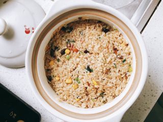 20、红鲟八宝饭(红鲟蒸糯米饭),将糯米饭装到砂锅中。