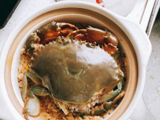 21、红鲟八宝饭(红鲟蒸糯米饭),将螃蟹摆到糯米饭上。