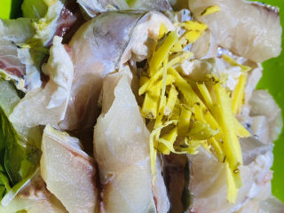 1、家庭版酸菜鱼,草鱼去骨切片。