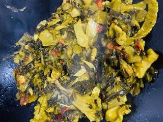 5、家庭版酸菜鱼,倒入酸菜包，炒香。