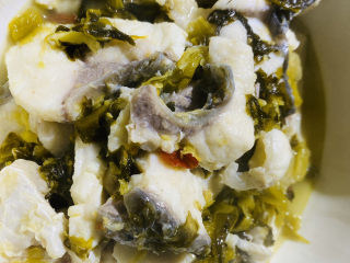 9、家庭版酸菜鱼,出锅装入大碗。